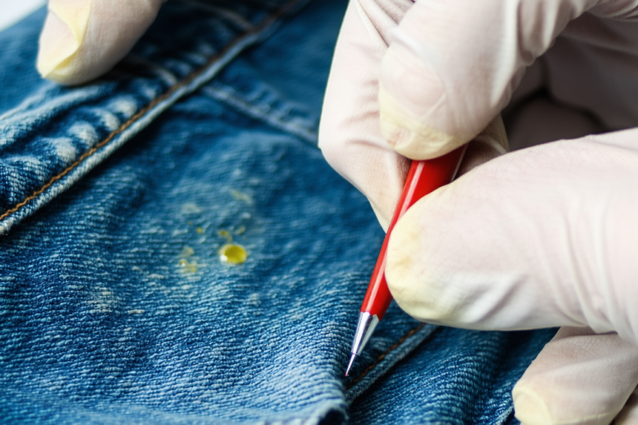 découvrez comment identifier et examiner les taches suspectes de sperme sur un pantalon ou un jean, avec des conseils pour repérer précisément les zones à vérifier.