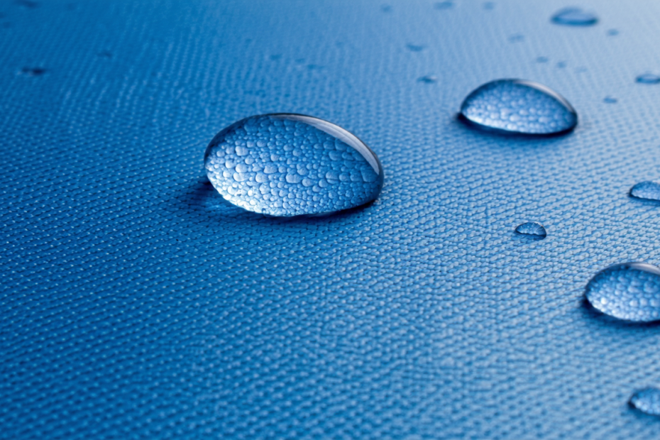 découvrez comment le type de textile absorbant, synthétique ou imperméable influence l'apparence et la durabilité des traces sur les supports.